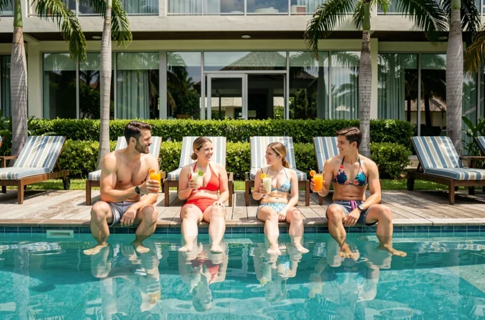 Famille en vacances all inclusive soft au bord de la piscine d'un hôtel resort avec boissons incluses