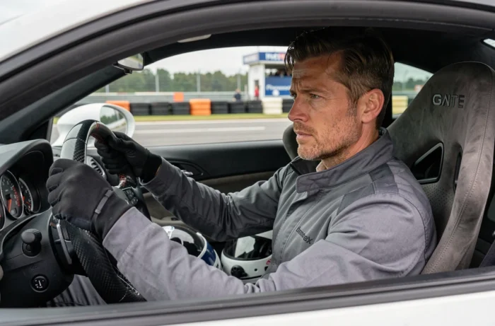 Pilote amateur concentré au volant d'une voiture de piste sur un circuit de course automobile