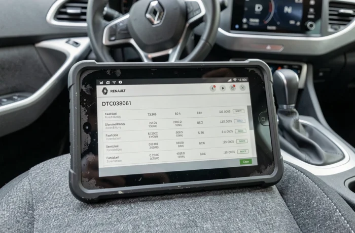 Tablet di diagnostica automobilistica che visualizza il codice errore DTC038061 su un sedile di veicolo Renault
